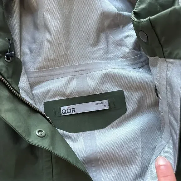 $450 QOR Women’s Green Technical Rain Jacket - Picture 4 of 7